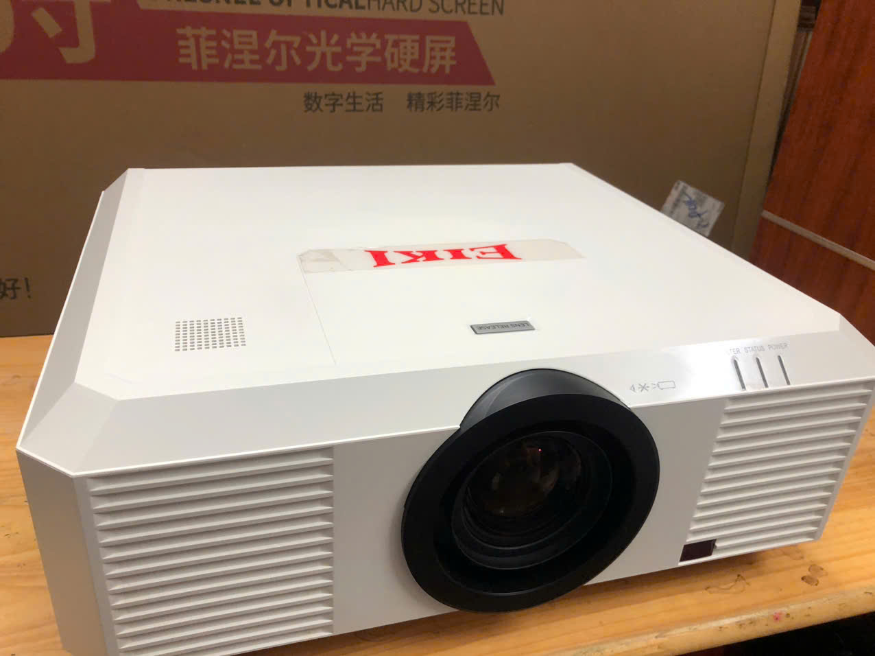 Máy chiếu Eiki EK-512X Like New